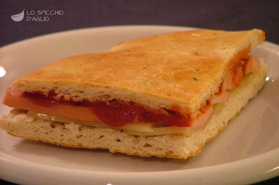 Focaccia wurstel e fontina