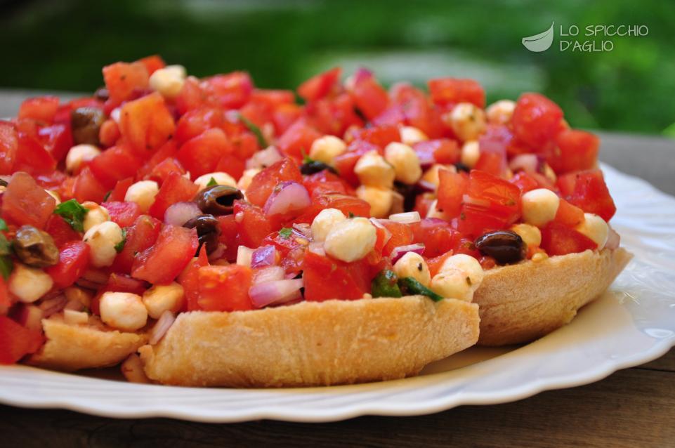 Friselle con pomodori e mozzarelline perline Friselle con pomodori e mozzarelline perline