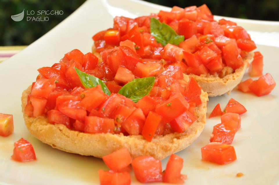 Ricetta - Friselle con dadolata di pomodori - Le ricette dello spicchio d'aglio