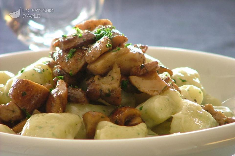 Gnocchi di prezzemolo con funghi e fontina