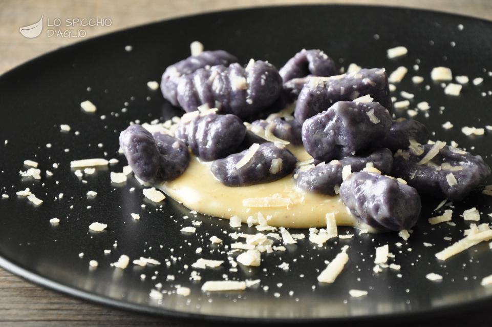 Gnocchi viola con fonduta al Taleggio Gnocchi viola con fonduta al Taleggio