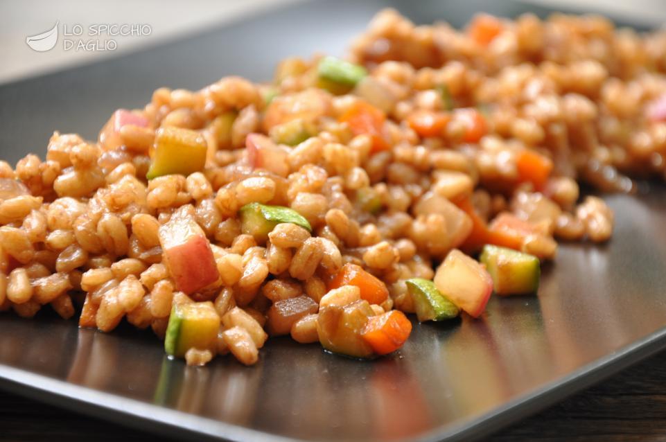 Insalata di farro e verdure saltate Insalata di farro e verdure saltate