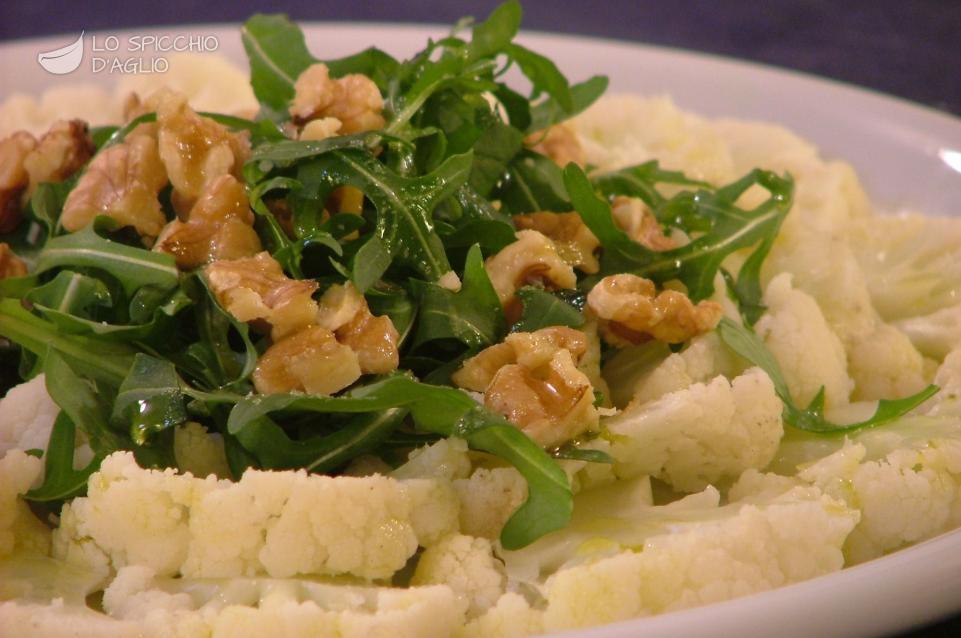 Insalata di cavolfiori con rucola e noci Insalata di cavolfiori con rucola e noci