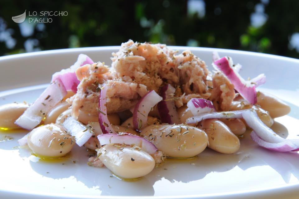 Insalata di fagioli di Spagna con tonno e cipolla Insalata di fagioli di Spagna con tonno e cipolla