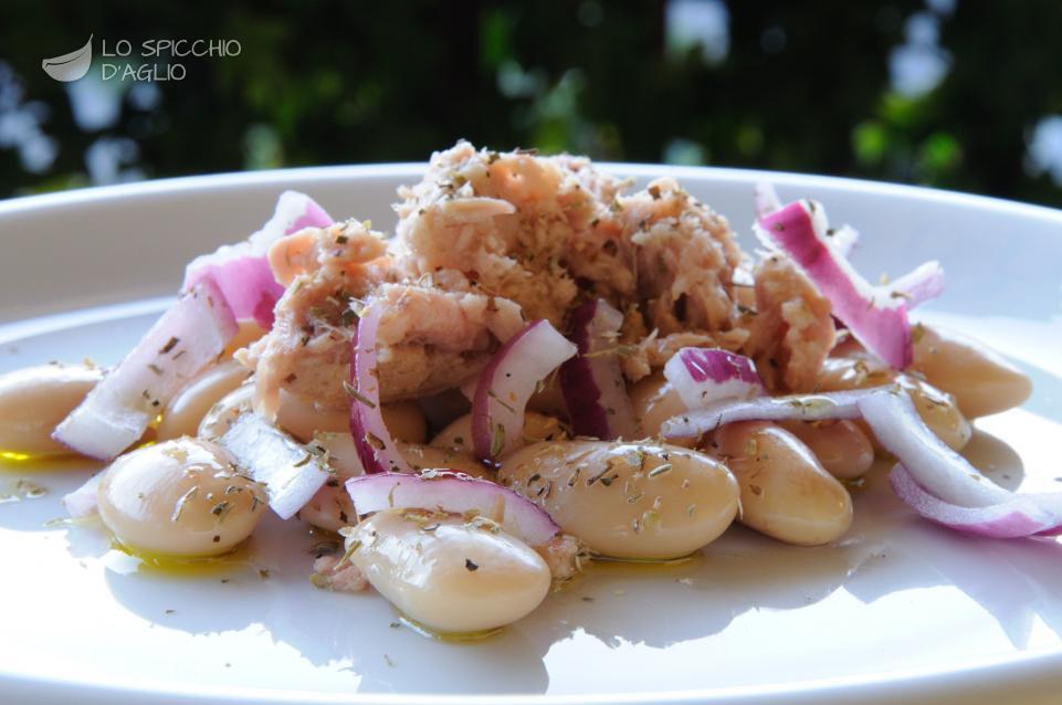 Insalata di fagioli di Spagna con tonno e cipolla