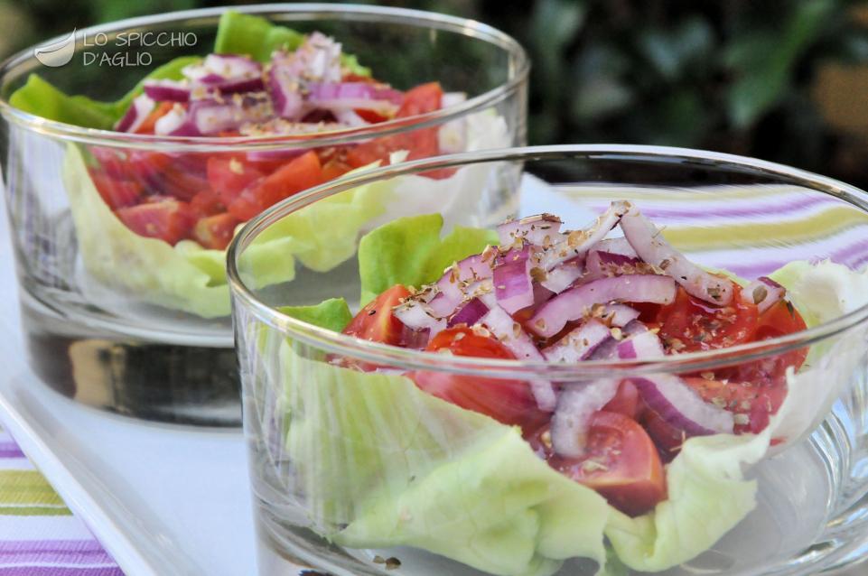 Ricetta Insalata Di Pomodorini In Foglie Di Lattuga Le Ricette Dello Spicchio D Aglio