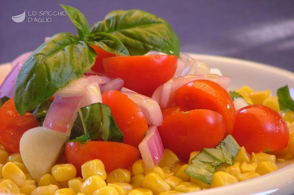 Insalata di pomodorini, mais e cipolla