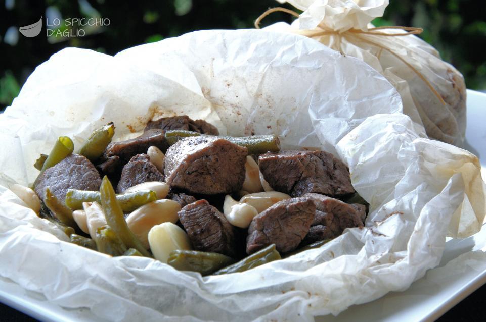 Manzo, fagiolini e mandorle al cartoccio Manzo, fagiolini e mandorle al cartoccio