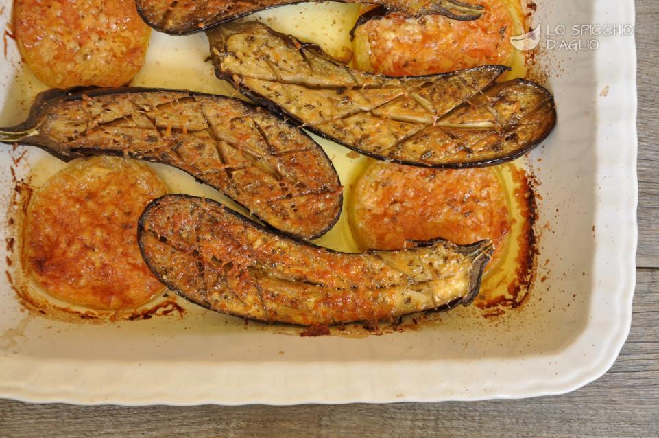 Melanzane e fette di pomodoro al forno con pecorino