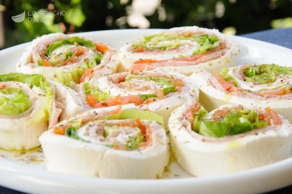 Mozzarella arrotolata con prosciutto e verdure Mozzarella arrotolata con prosciutto e verdure