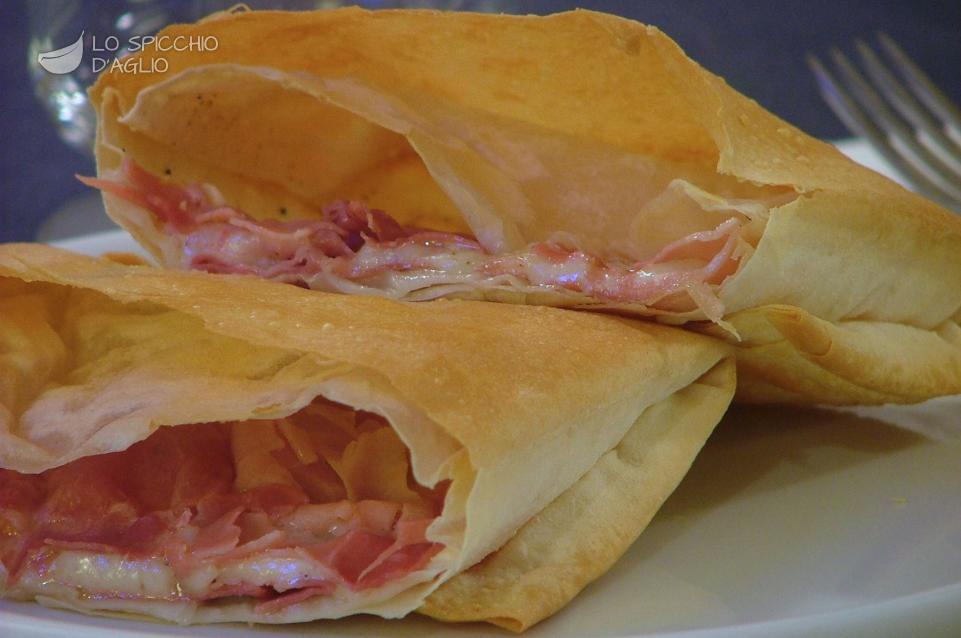 Pacchetti di pasta fillo cotto e fontina