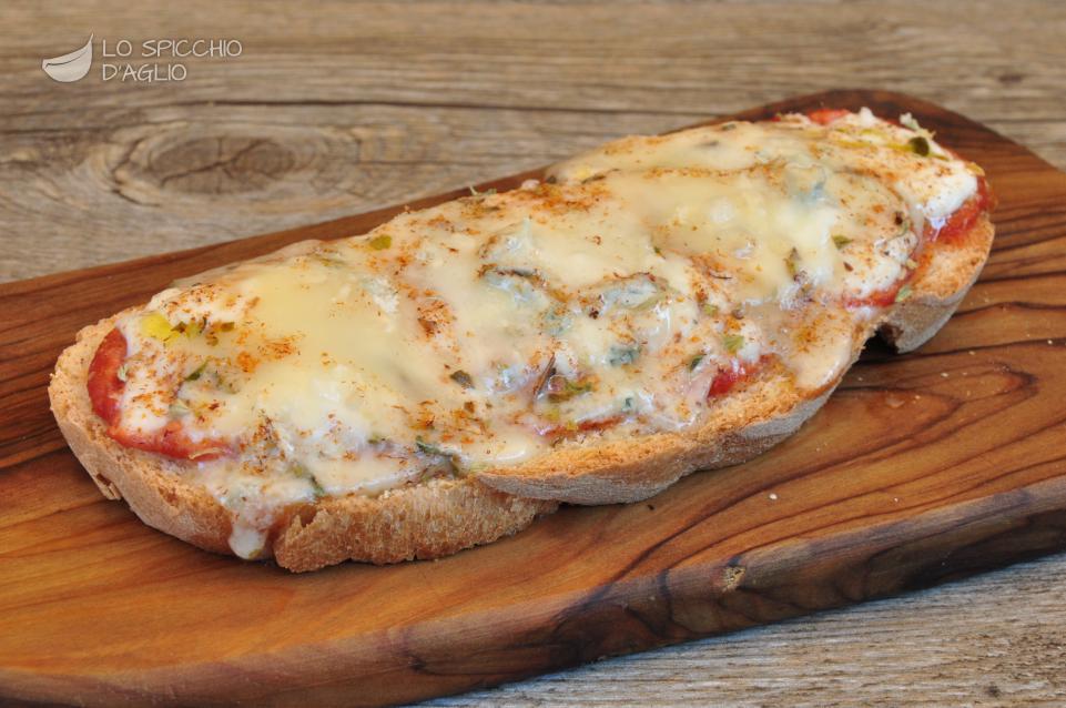 Pan di pizza al gorgonzola Pan di pizza al gorgonzola