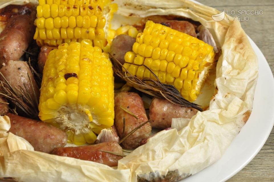 Pannocchie e salsiccia al cartoccio Pannocchie e salsiccia al cartoccio