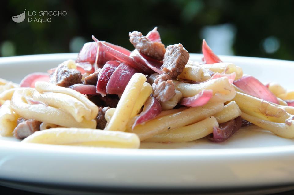 Pasta con agnello e cipolle