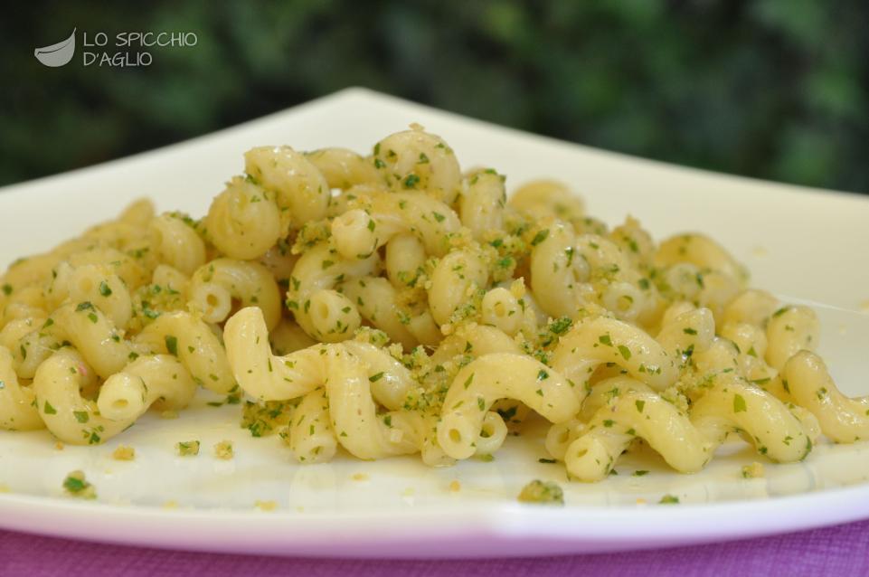 Pasta con alici e pangrattato