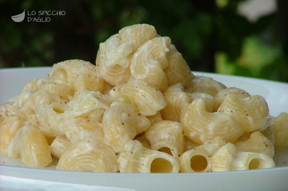 Ricetta - Pasta caprino e cipollotti - Le ricette dello spicchio d'aglio