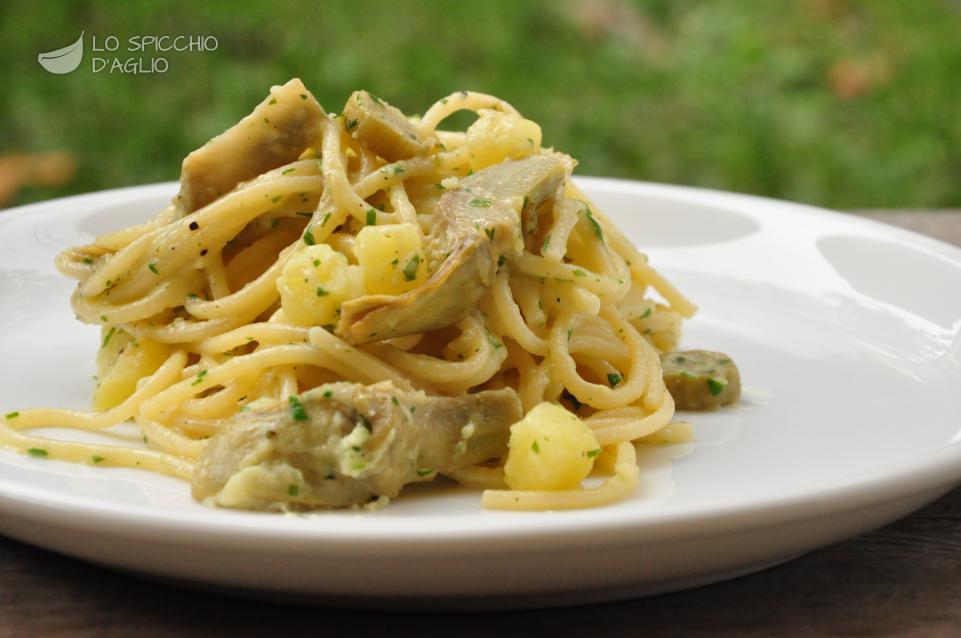 Pasta con patate, carciofi e uova