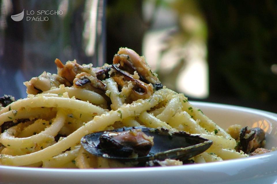 Pasta cozze e pangrattato