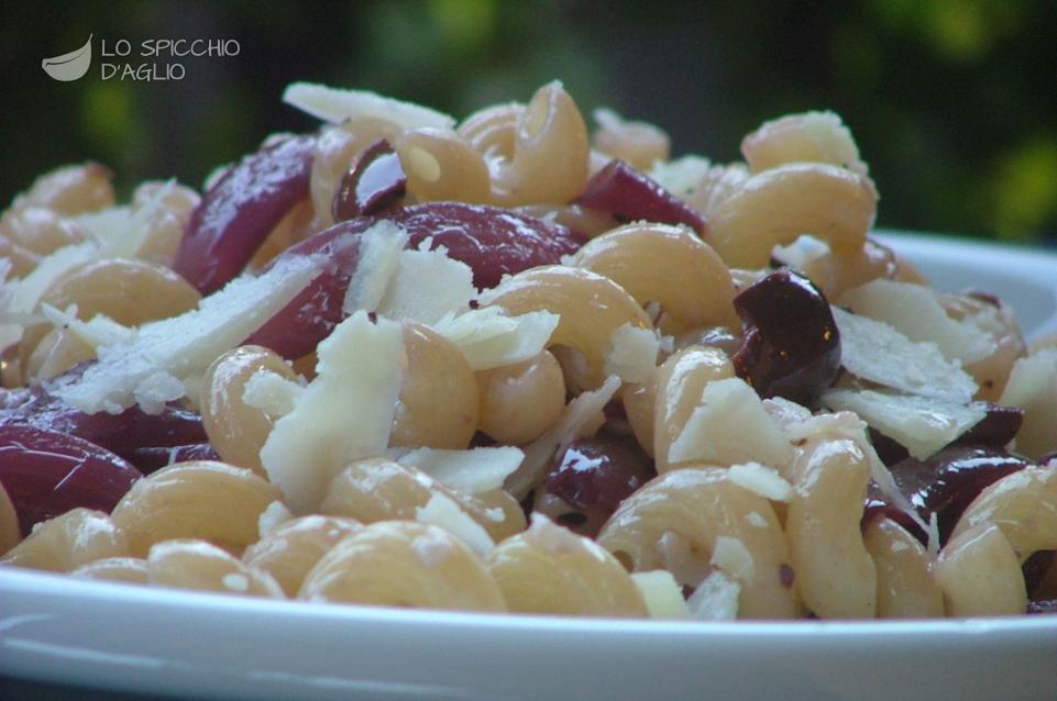 Pasta fredda cipolle e olive nere