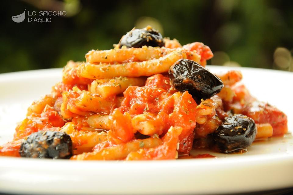 Pasta integrale con sugo di pomodoro e olive nere Pasta integrale con sugo di pomodoro e olive nere