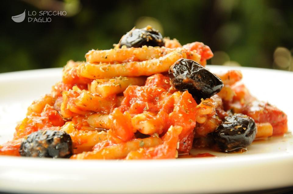 Pasta integrale con sugo di pomodoro e olive nere