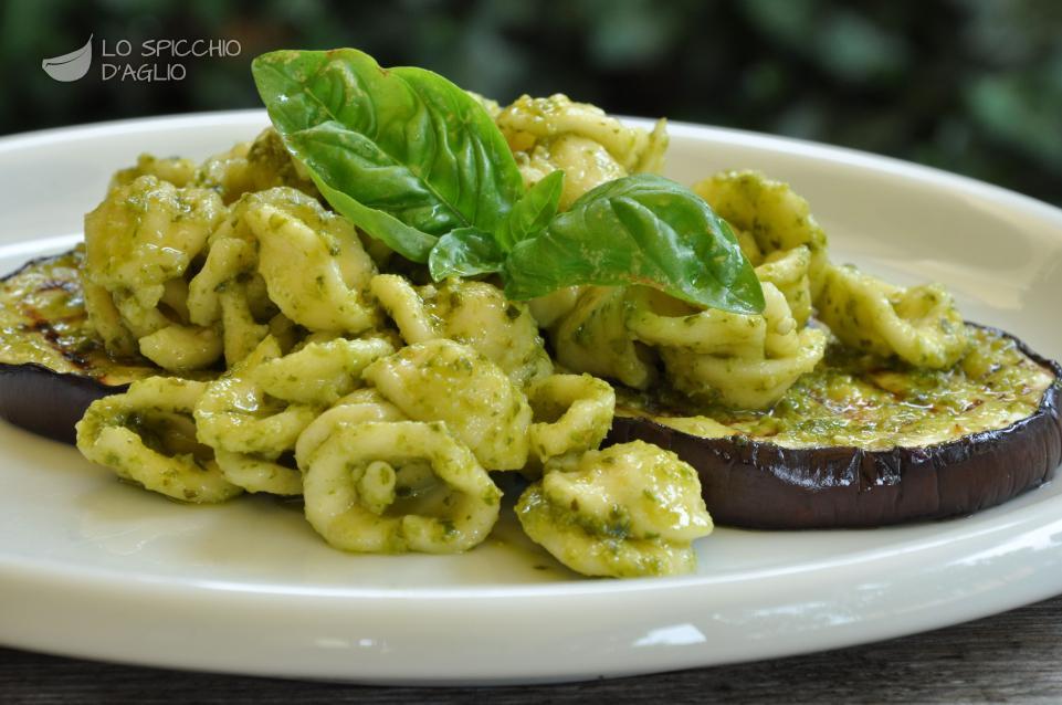 Pasta con melanzane al pesto