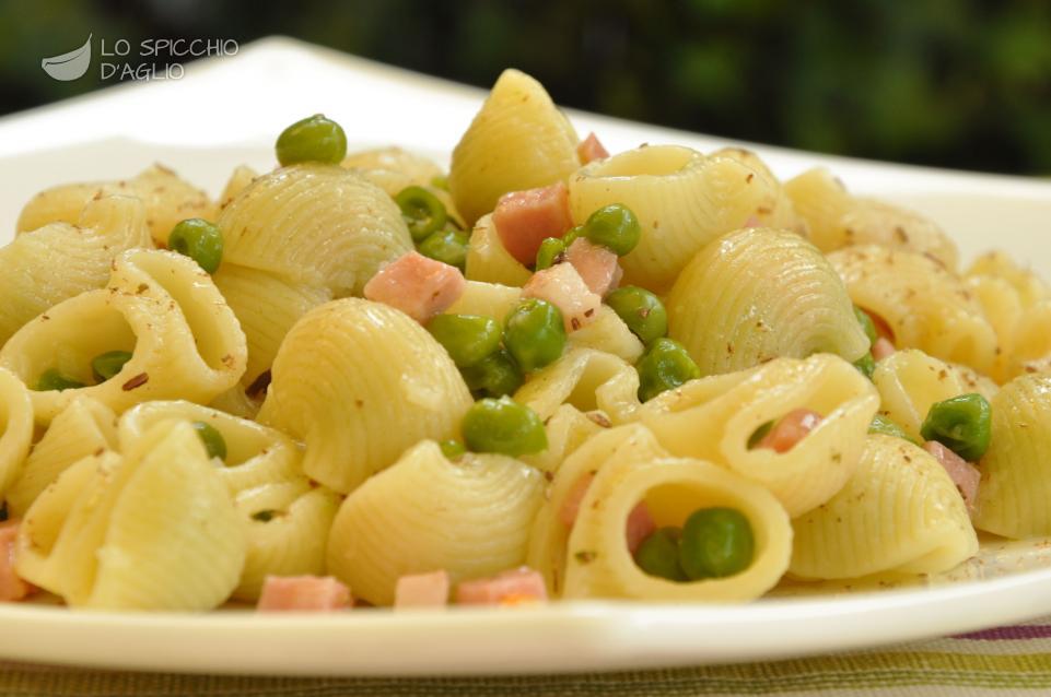 Pasta mortadella, piselli e cipollotti