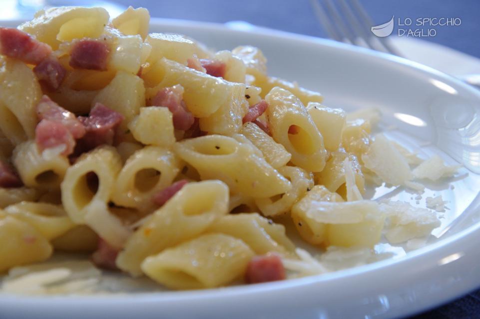 Pasta con patate, cipolle e pancetta