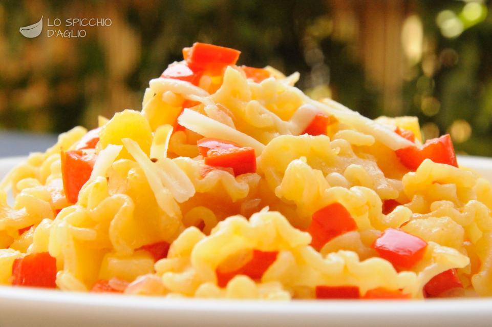 Pasta patate, peperoni e scamorza affumicata