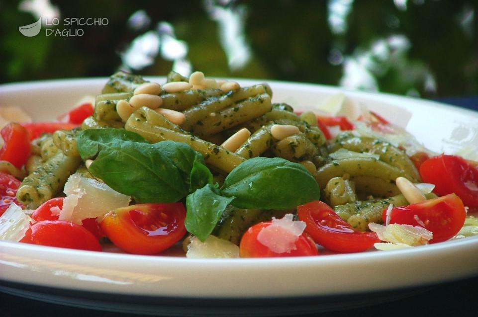 Pasta al pesto, pomodorini e pinoli