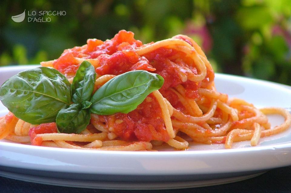 Pasta con pomodoro all'aglio