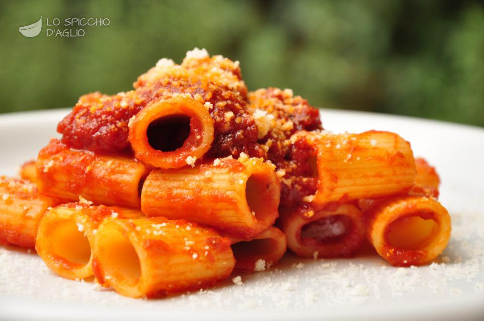 Ricetta - Pasta al ragù napoletano (O rraù) - Le ricette dello spicchio ...