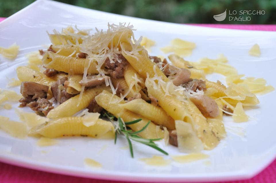 Pasta salsiccia, porcini e Sbrinz