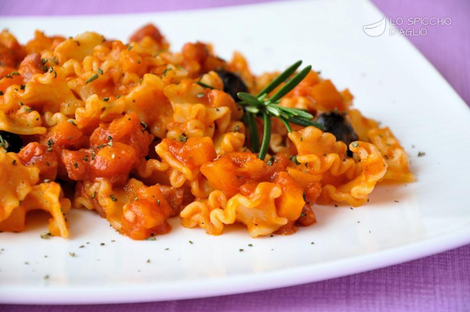 Pasta al sugo di zucca e olive Pasta al sugo di zucca e olive