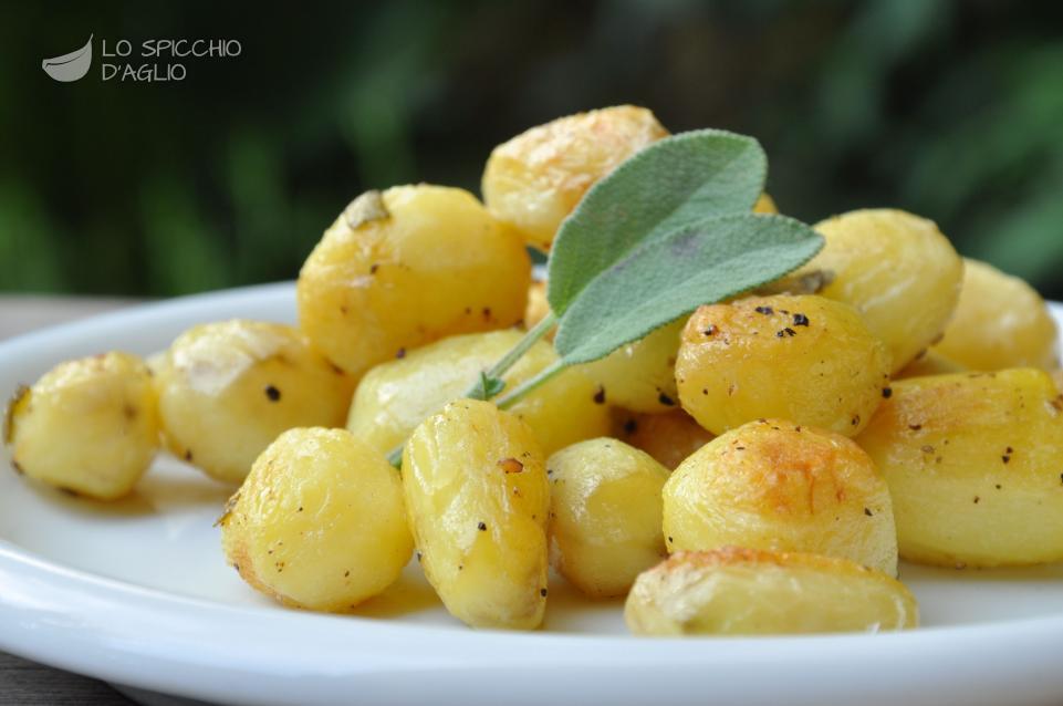 Patate novelle aglio e salvia Patate novelle aglio e salvia
