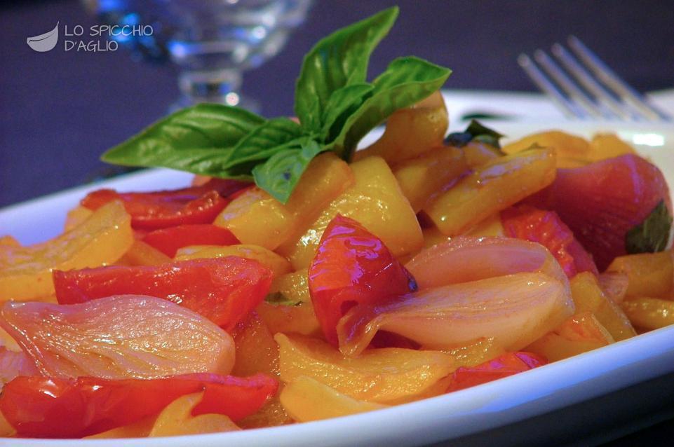 Peperoni, pomodori e cipollotti in agrodolce Peperoni, pomodori e cipollotti in agrodolce