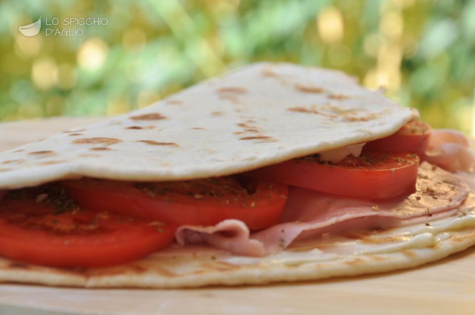 Piadina cotto, squacquerone e pomodori