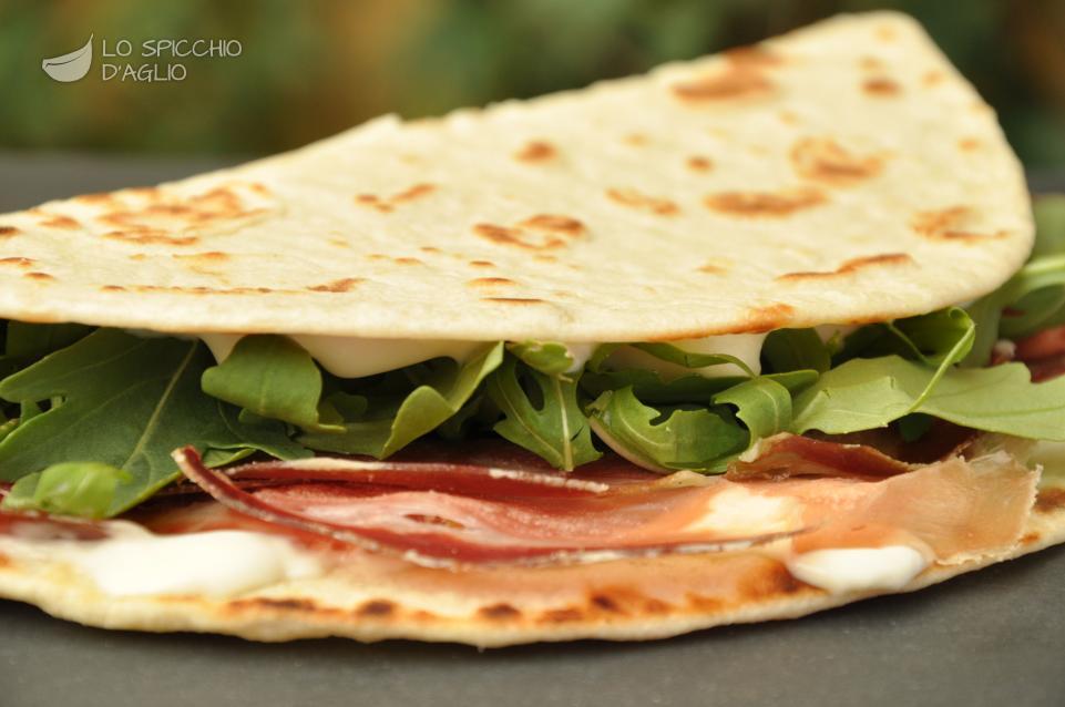 Piadina crudo, squacquerone e rucola