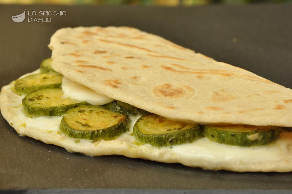 Piadina mozzarella e zucchine trifolate