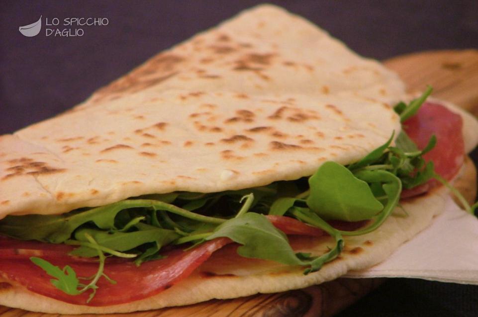Piadina salame, maionese e rucola Piadina salame, maionese e rucola