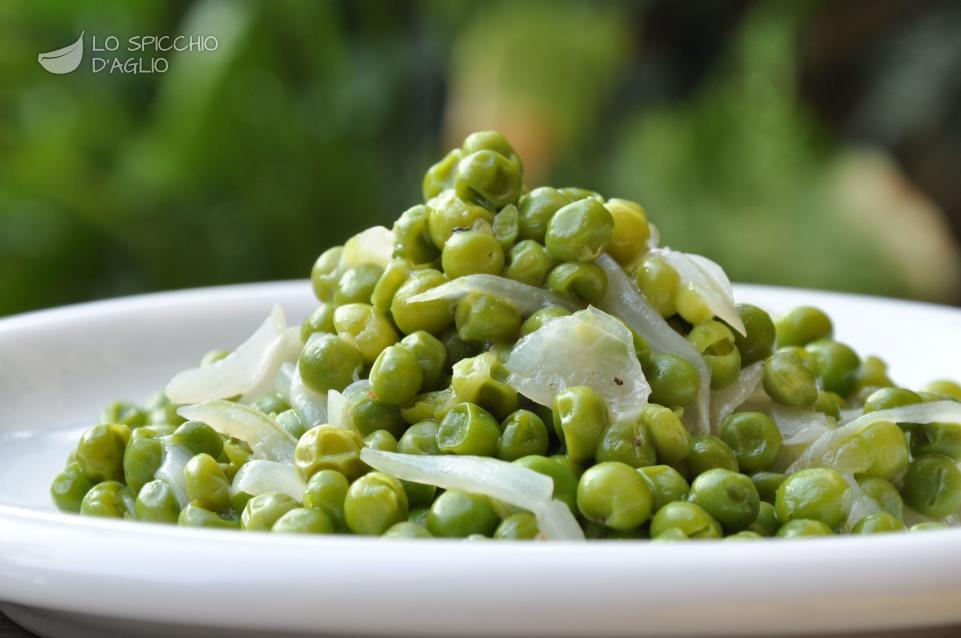 Piselli con cipolle in padella