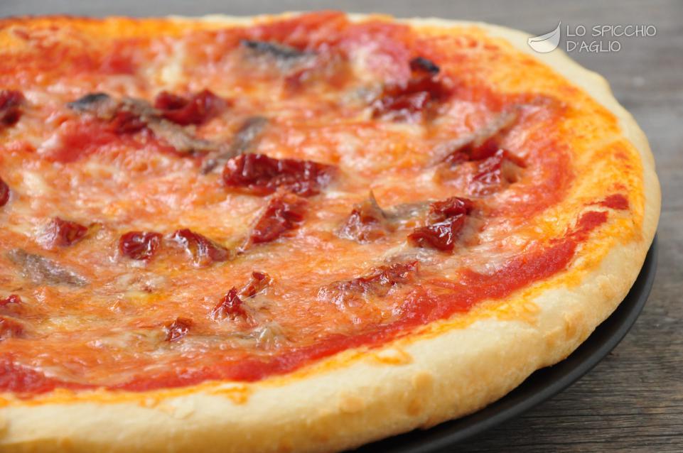 Pizza alici e pomodori secchi