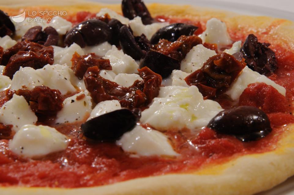 Pizza bufala e pomodorini secchi Pizza bufala e pomodorini secchi
