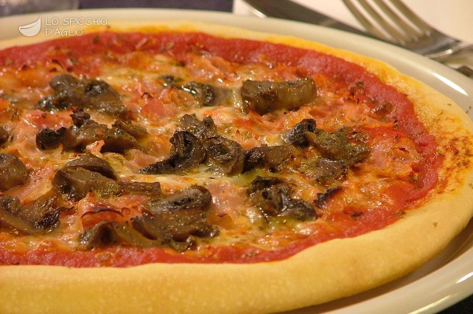 Pizza cotto e funghi Pizza cotto e funghi