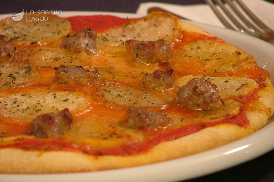 Pizza patate e salsiccia Pizza patate e salsiccia