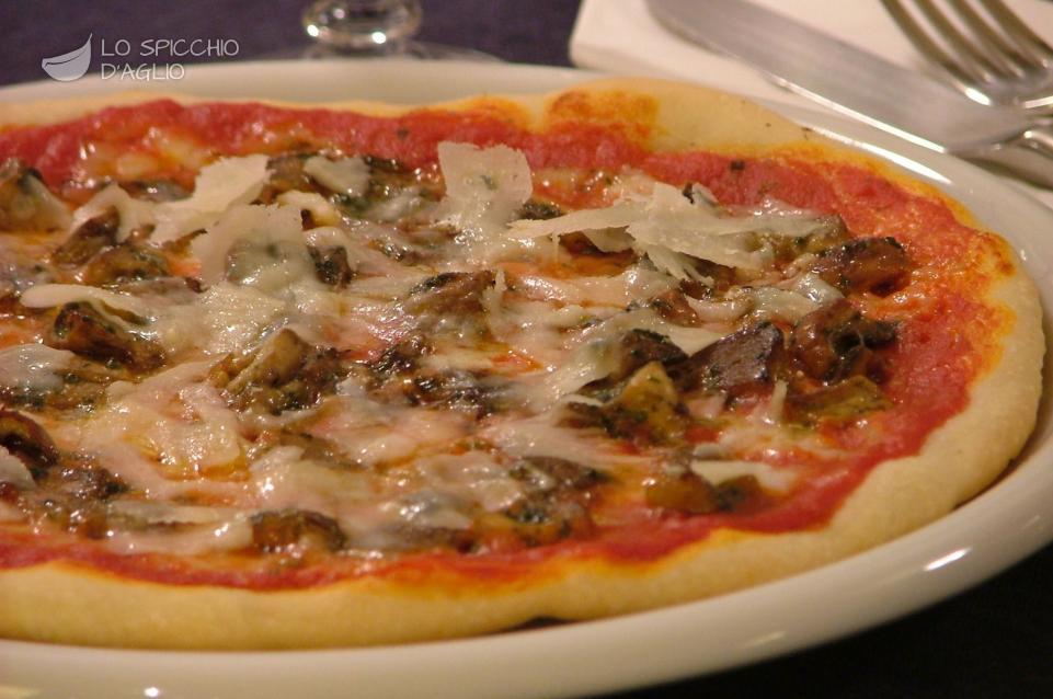 Pizza Parmigiano e funghi porcini