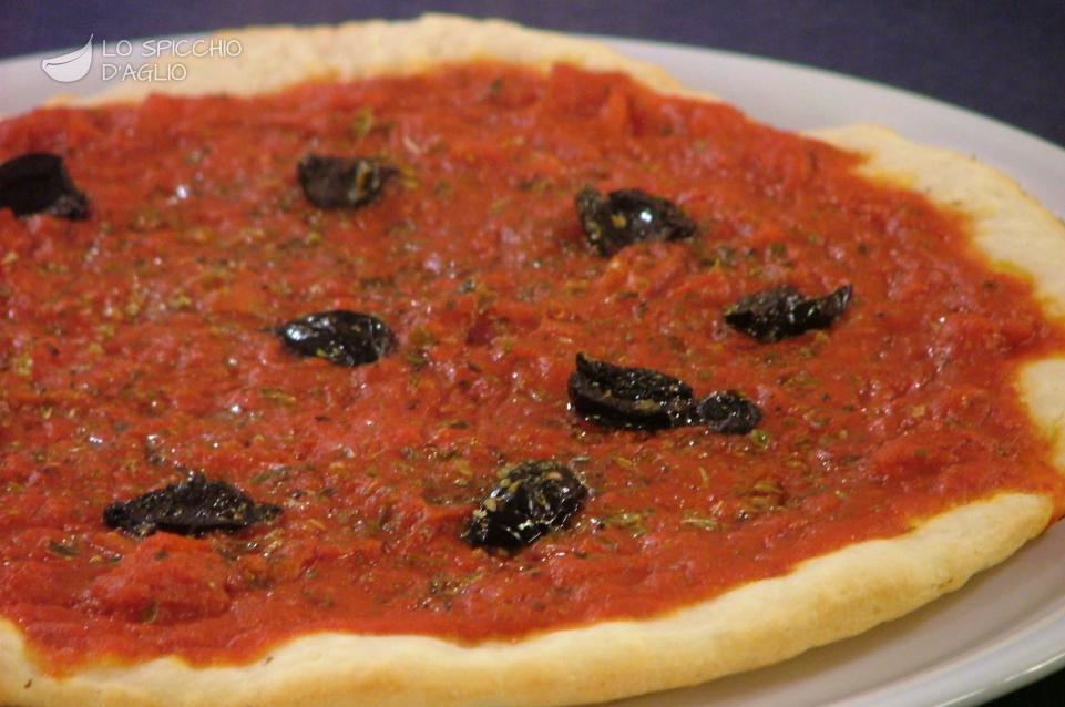 Pizza rossa alle olive