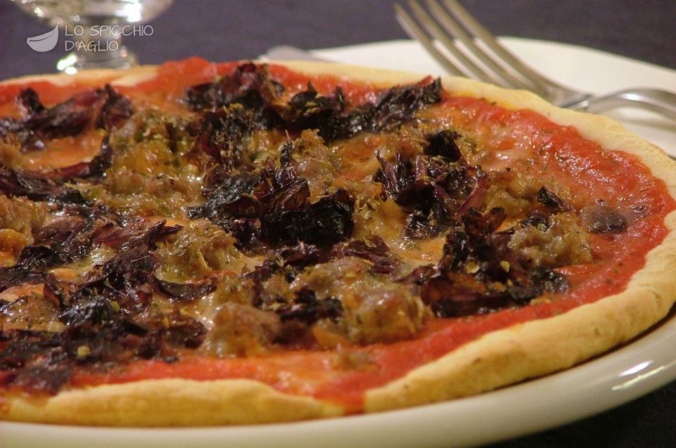 Pizza alla salsiccia e radicchio