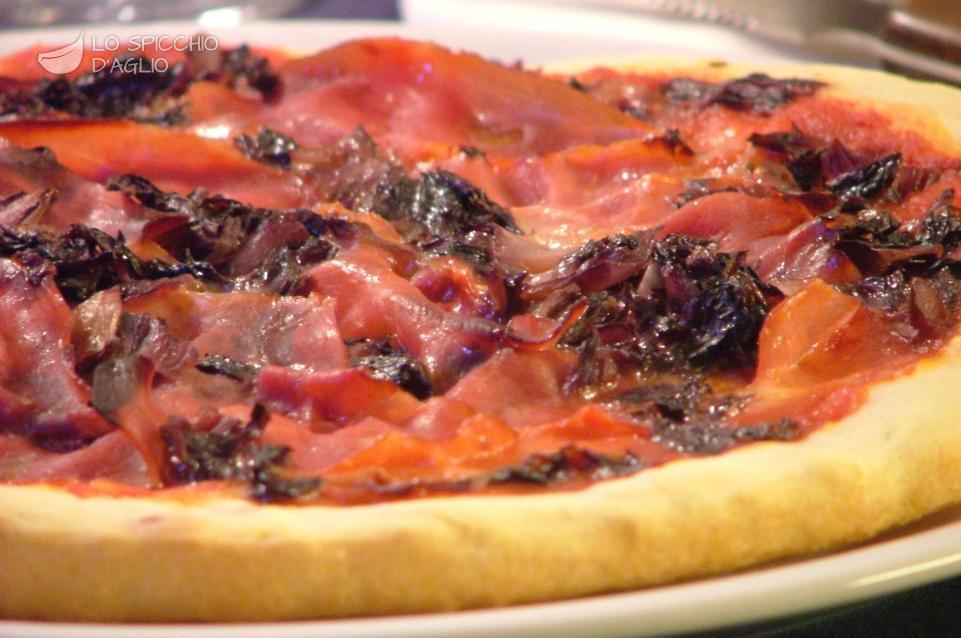 Pizza speck e radicchio