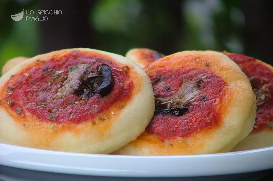 Pizzette alici e olive nere